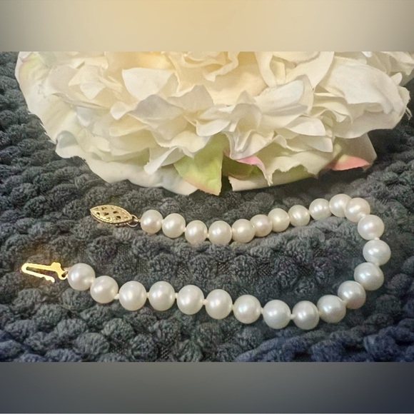 High Quality Vintage Cultured Pearl 14K CP
Bracelet 14K Gold Clasp Hand Knotted - Picture 4 of 8